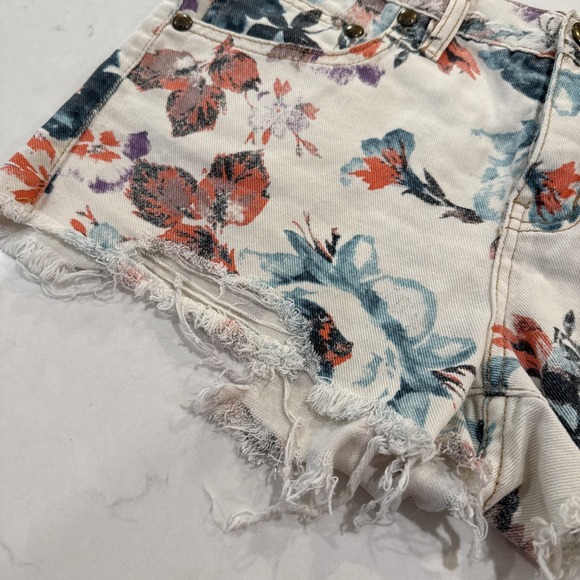 Free People Womens Floral Denim Shorts Size 27 EUC‎ - Picture 3 of 8